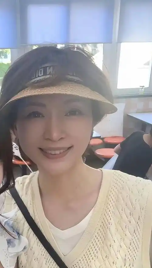 董卿现身儿子学校义卖,50岁素颜质朴,与路人合影状态松弛