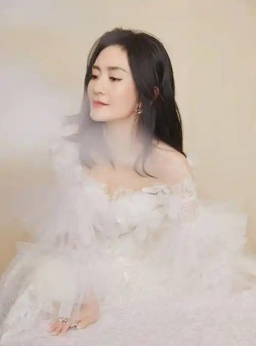 穿白色礼服拍官宣海报,绝美_效果_设计_谢娜登