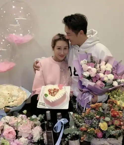 济公陈浩民小娇妻疯狂直播赚钱,豪宅变小屋,一家六口生活困难?