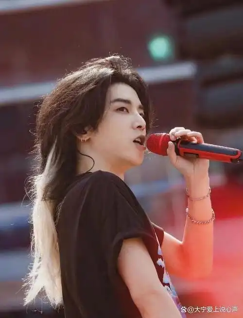 华晨宇在香港的演唱会,绝世名伶的造型,你有感受到惊喜吗?