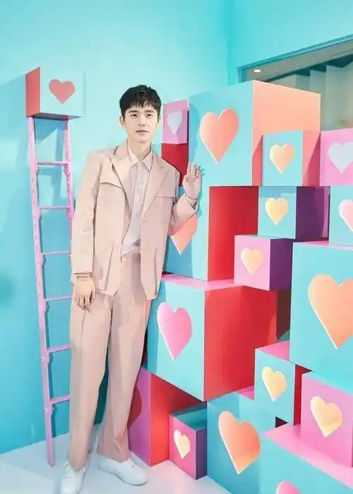 同为娱乐圈新生代"老戏骨",刘昊然和吴磊的西装照谁更戳你心?