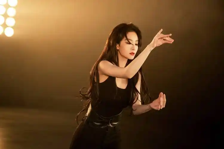 喻言翻跳hush惊艳侧拍神图合集喻言光影中热舞身材性感舞姿火辣