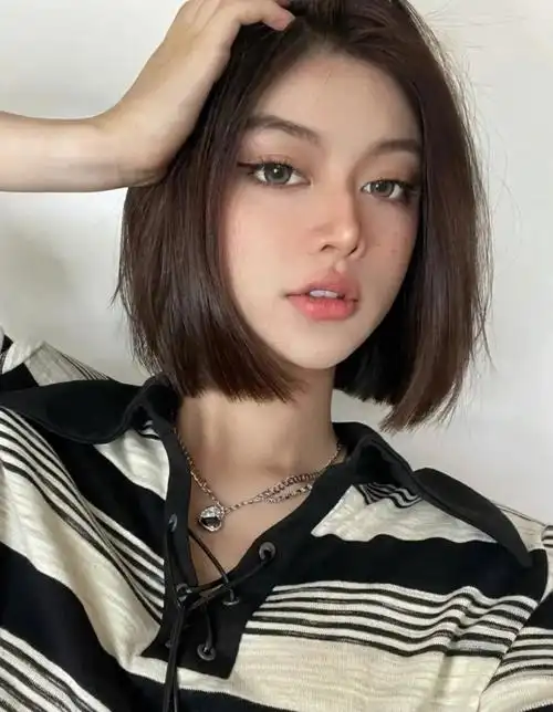 中分齐肩发一刀切短发