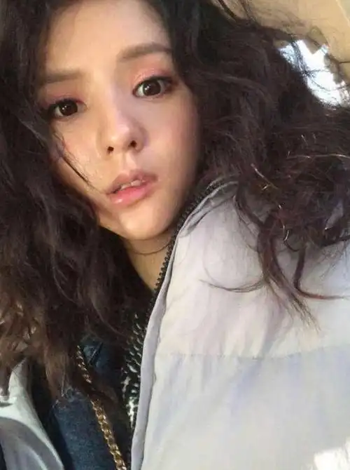 张予曦晒自拍毫无偶像包袱,斗鸡眼,扮丑完全放飞自我