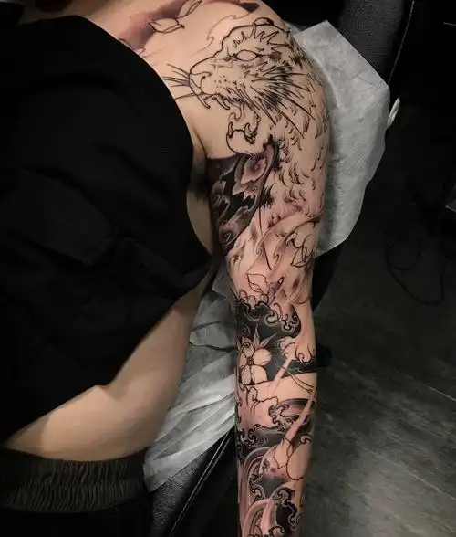 花臂虎 黑灰铺底纹身图片_手臂新传统花臂虎樱花纹身图案