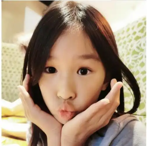 林家菱的黑皮肤或眼睛肿胀的双面泡泡,我不知道是因为它还没长出来