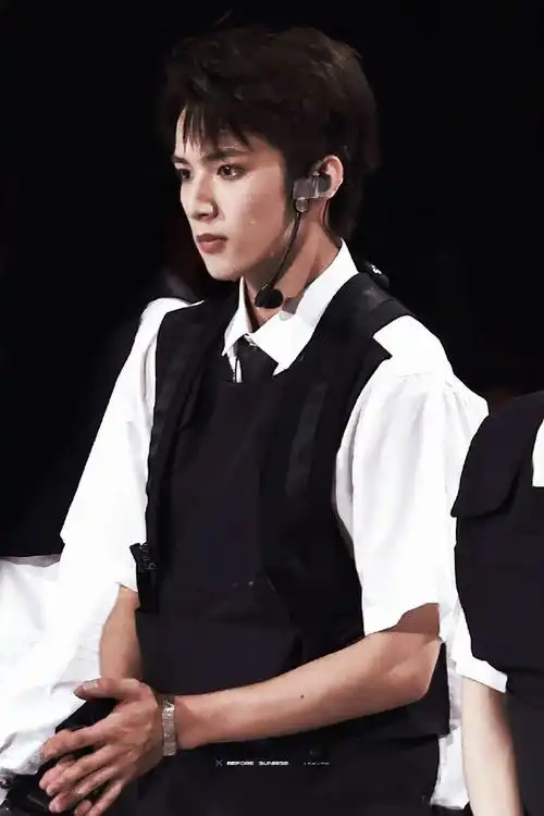 刘耀文脖子上绑花##刘耀文迷雾海报#刘耀文脖子上戴花好欲好撩好涩涩