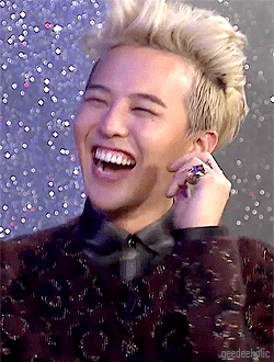 小盆友 不要哭啦,来笑一个 权志龙说 笑一定要露十二颗牙齿 很开心的