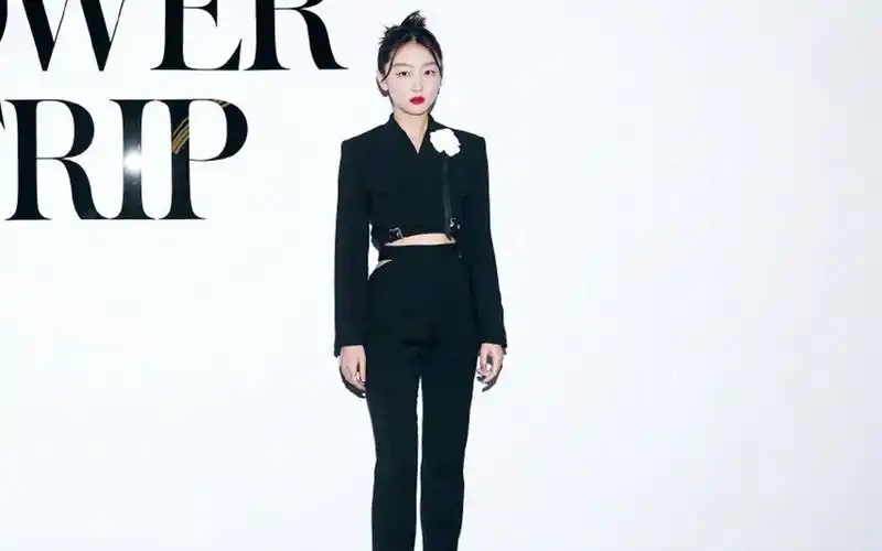 【嘉人女性影响力之夜】周冬雨 黑色露腰西装,这腰是真实存在的吗?