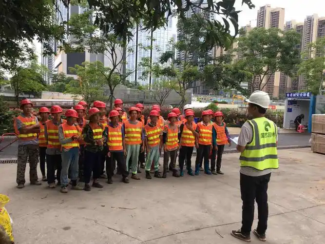 三,现场照片 1,班前安全会议