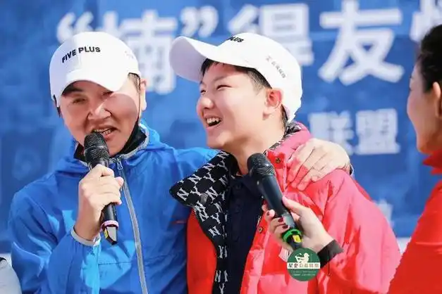 孙楠和儿子罕见合体现身15岁孙苝身高快超爸父子共用一张脸