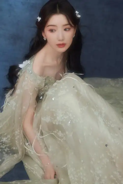 毛晓彤国风公主裙##2024网络视听盛典##今天很不彤