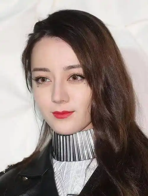 迪丽热巴闪耀韩国秀场,猫式瞳孔展现另类美貌,连修图都是多余的