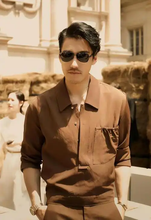 他是"中国首席男模",如今53岁走秀却像35岁,被夸"不老男神"