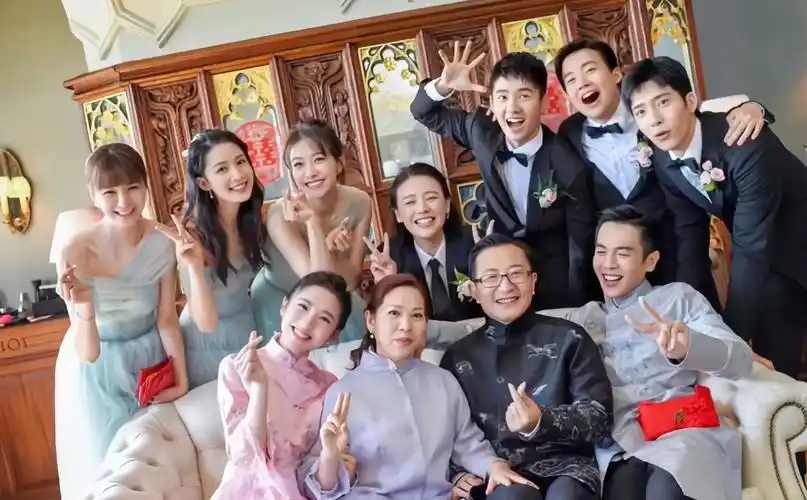 张若昀和唐艺昕结婚合影,伴娘团实在太漂亮了,你认识她们吗?