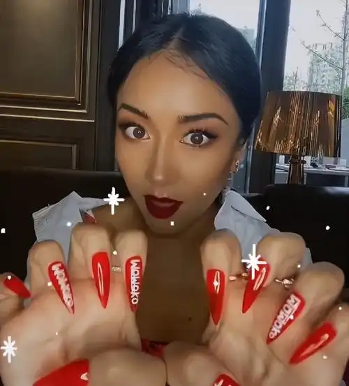 吉克隽逸|吉克隽逸带90副美甲上综艺:网友:攀比又哭穷的明星,咱共情不