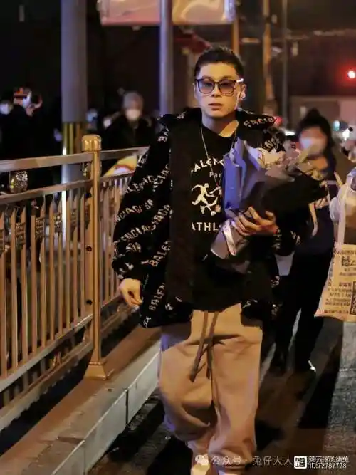 德云社宜昌专场结束,台下观众打架,被张九南巧妙化解,返场签名被观众