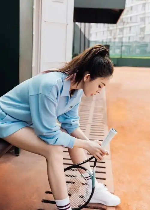 古力娜扎出席lacoste90周年活动新图浅蓝色网球风运动套装