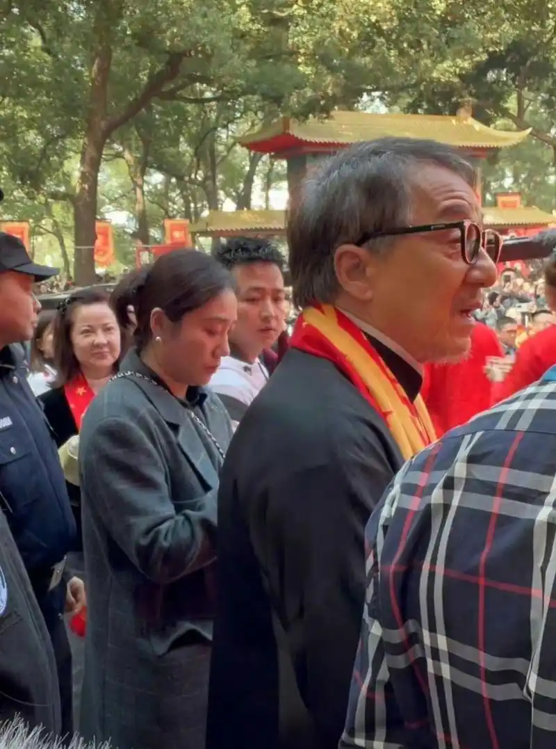 成龙最近照片满头白发,让人不得感叹时光飞逝