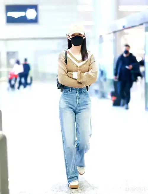 李沁现身机场,露脐针织衫搭牛仔直筒裤,显瘦显高又时髦!
