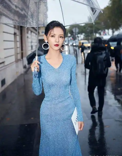 张予曦这身材才叫绝,穿时尚裙勒出紧致感,腰胯比更是惊艳_感觉_服装