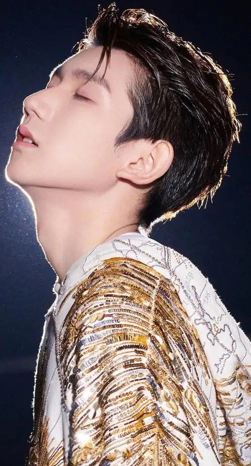 王源频繁上演精致侧颜杀 无形中撩人最致命