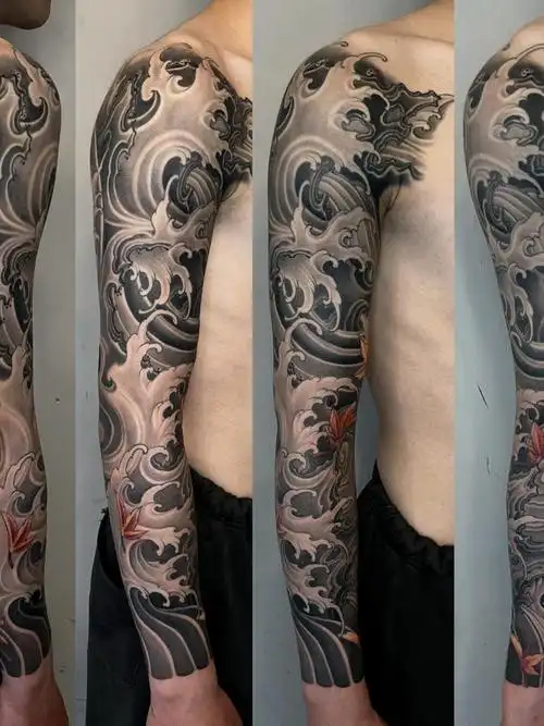作品简介:本人新传统花臂水浪作品:水浪纹身又被称之为浪花海浪纹身