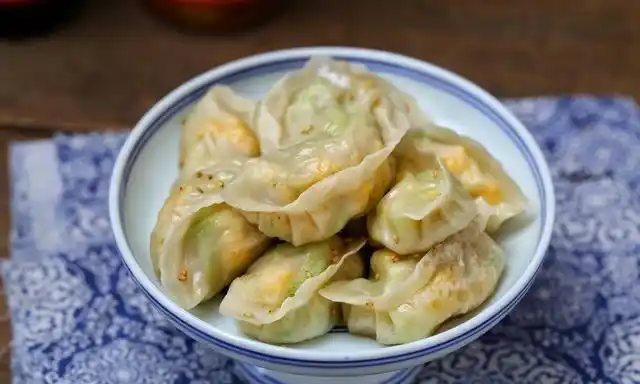 头伏饺子别错过,我家更喜欢煎着吃,皮薄馅大一咬直冒汁,太香了