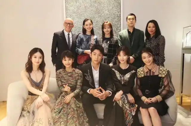 迪奥活动明星大合影,赵丽颖这位置实在太尴尬?