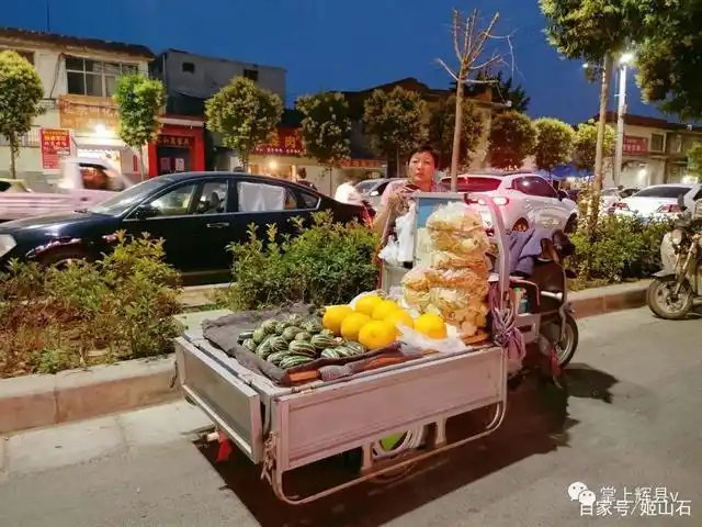 看到,大家都自行地维护好周边的卫生环境,在规定的路段和区域内摆摊儿