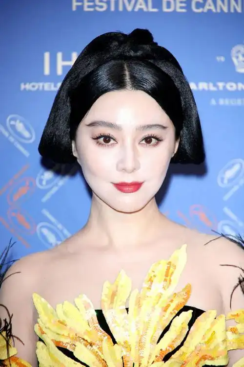 范冰冰#惊艳亮相第76届#戛纳电影节#开幕红毯再来一套造型生图!收图!