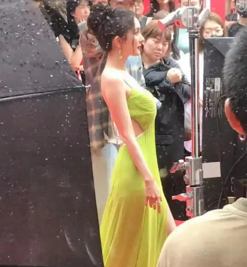 杨幂的仪态越来越好了,以前有点脖子前倾都不见了,杨幂绝对是自律第