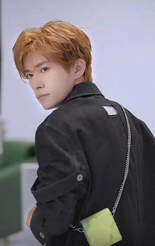 易烊千玺金发侧拍花絮##易烊千玺时尚感nextlevel