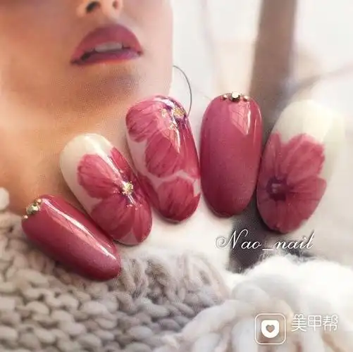 圆形日式手绘豆沙色花美甲图片