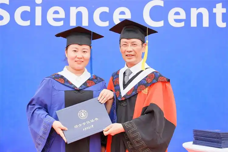 2021届硕士研究生毕业照