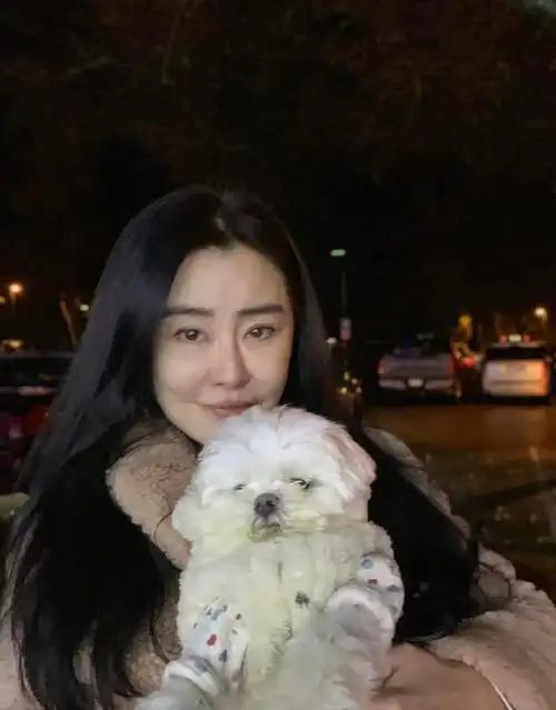 57岁王祖贤素颜自拍##王祖贤拿贴吧当朋友圈