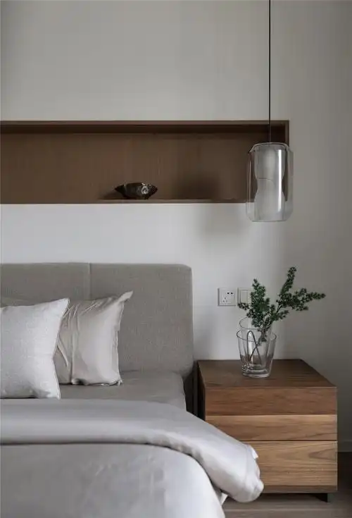 大户型简约现代风装修床头特写