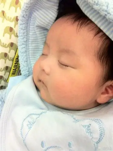 张庭晒小儿子成长照,深情发文:因为你,快乐一直都在