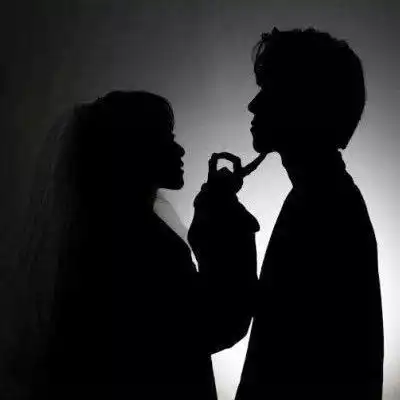 婚纱情侣头像一左一右 40张抖音超火婚纱情头