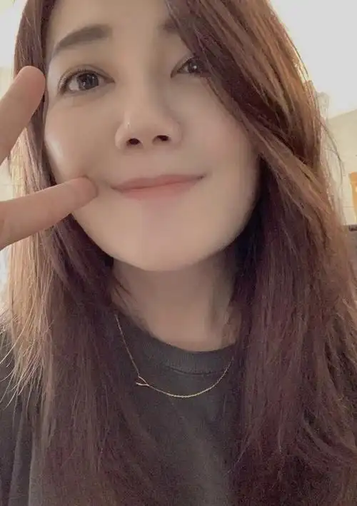 4月30日一早,梁静茹在社交平台上晒出一组自拍,照片中的她对镜浅笑,摆