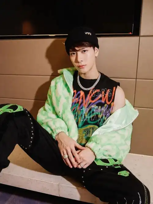 王嘉尔教你今年冬天如何以"帽"取人