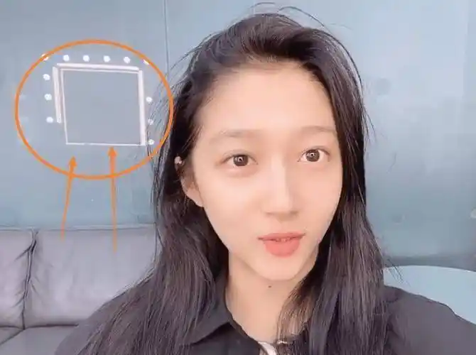 事实上,因为关晓彤坐在化妆镜的灯光前,而他身后的背景也显示出她坐在