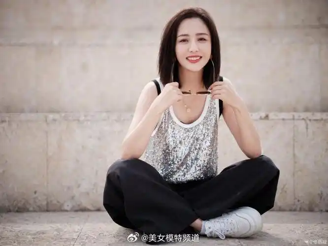 佟丽娅晒夏日都市风随拍 短发干练精致飒爽十足