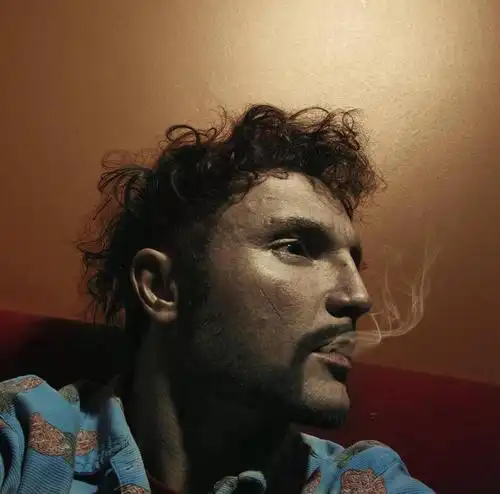 西方人,成年人,脸,头,脸颊,一个人,吸烟,横图,室内,侧面,衬衫,欧洲