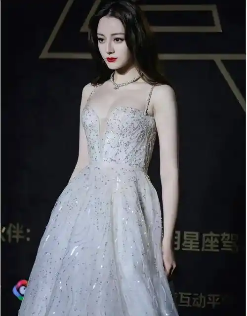 迪丽热巴身穿白色深v礼服出席活动太抢眼_时尚_气质_裙子