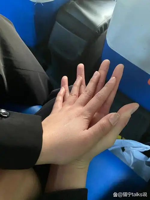 和女朋友牵手的照片