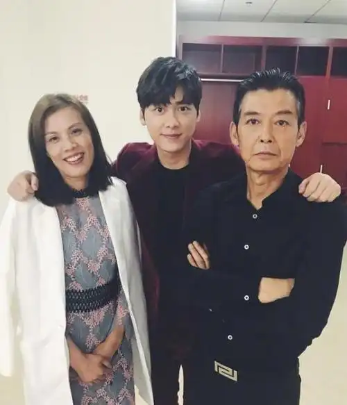 李易峰妈妈貌若翻版王祖贤如今有件事最令她痛心