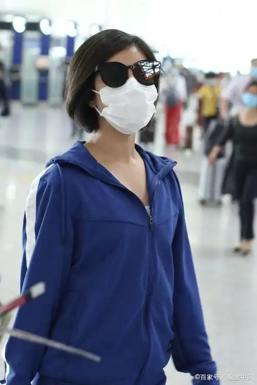 赵奕欢短发造型干练搭配运动装英姿飒爽 疾走带风少女范十足