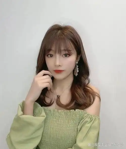 2023年最美最显年轻的锁骨发卷发,这款发型最主要是减龄修脸,适合圆脸