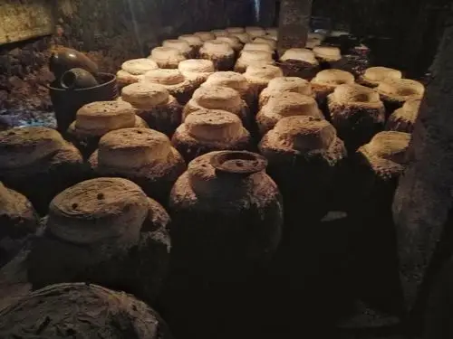 酒窖里窖藏着三年以上的原浆酒